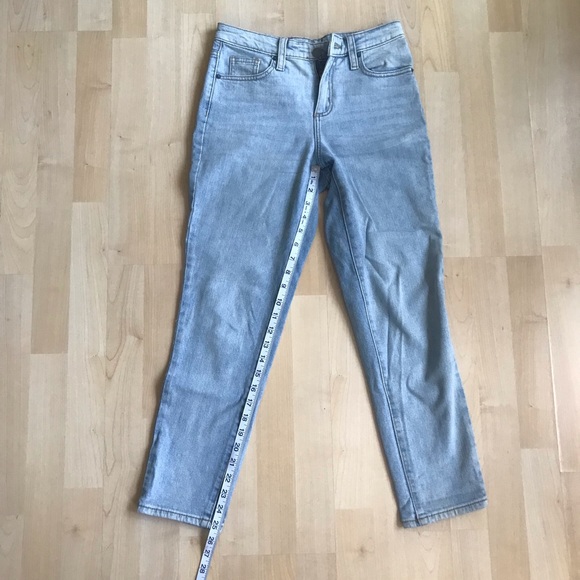 Universal Thread Mom Jeans in light wash - Picture 3 of 7